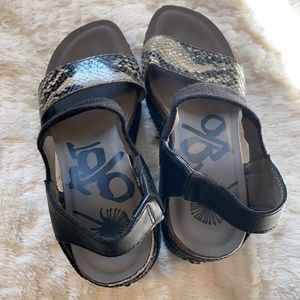 Otbt sandals snake print size 6.5